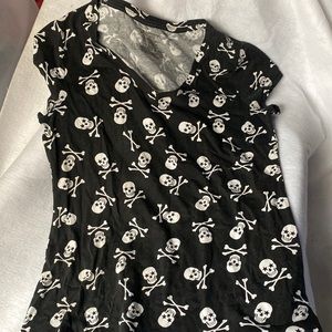 Skull and Crossbones VNeck black t shirt